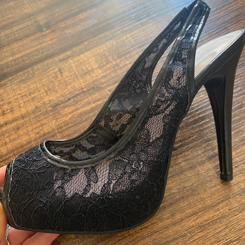 Guess Lace peep toe, never worn